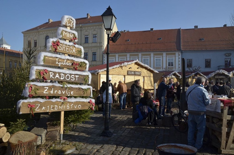 12 szuper karácsonyi úti cél Európában - Startlap Utazás Hagyományos karácsonyi ételt fogyasztanak a horvátországi Eszéken karácsonyi vásár idején
