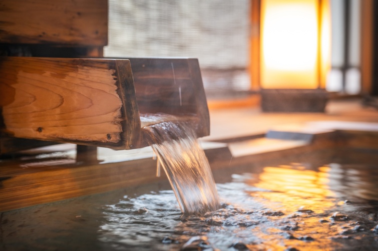 Egy fürdő csobogója a medence partján