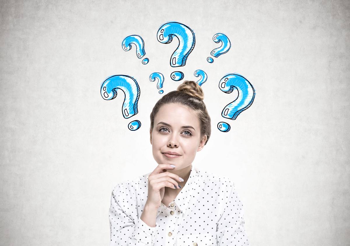 Fiatal nő kérdőjelek között