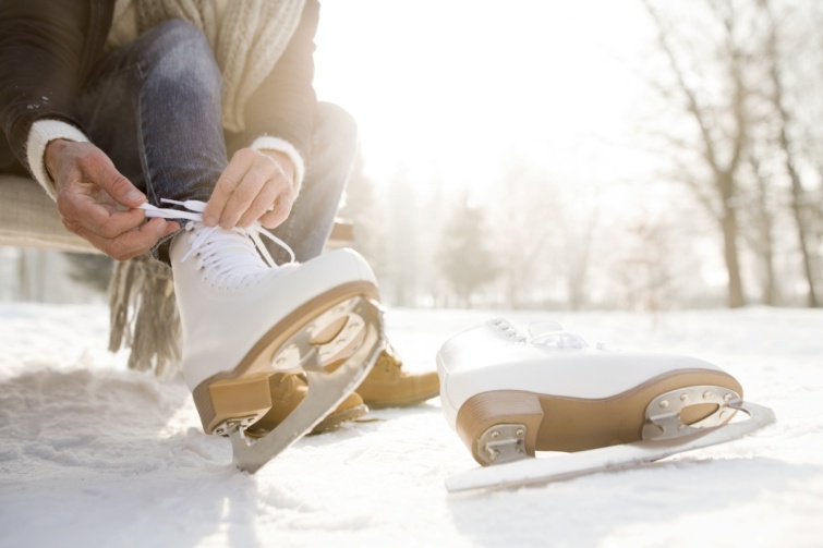 Korcsolya pálya mellett veszi fel a korit egy nő