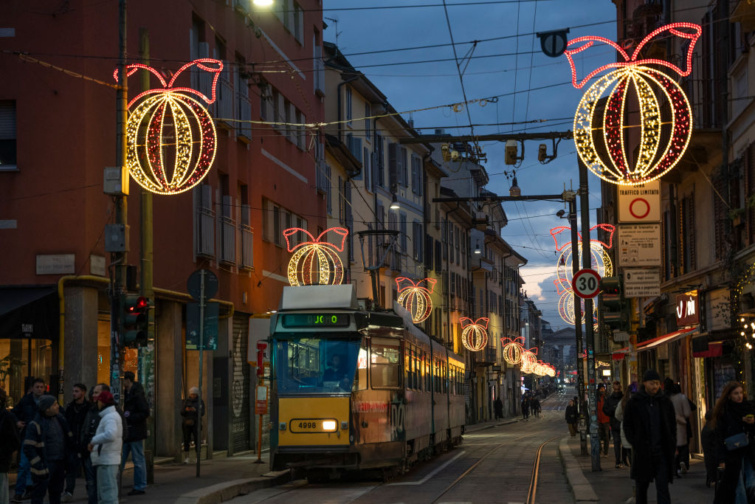 10 szuper karácsonyi úti cél Európában - Startlap Utazás Karácsonyi díszek egy Milánói utcán