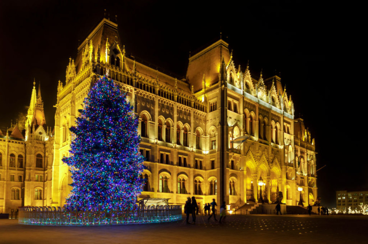 Feldíszített karácsonyfa a Kossuth téren