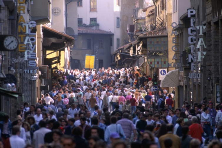 Turistákkal tömött európai utca
