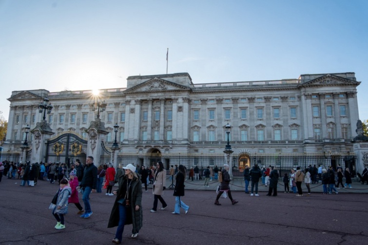 Buckingham palota járókelőkkel