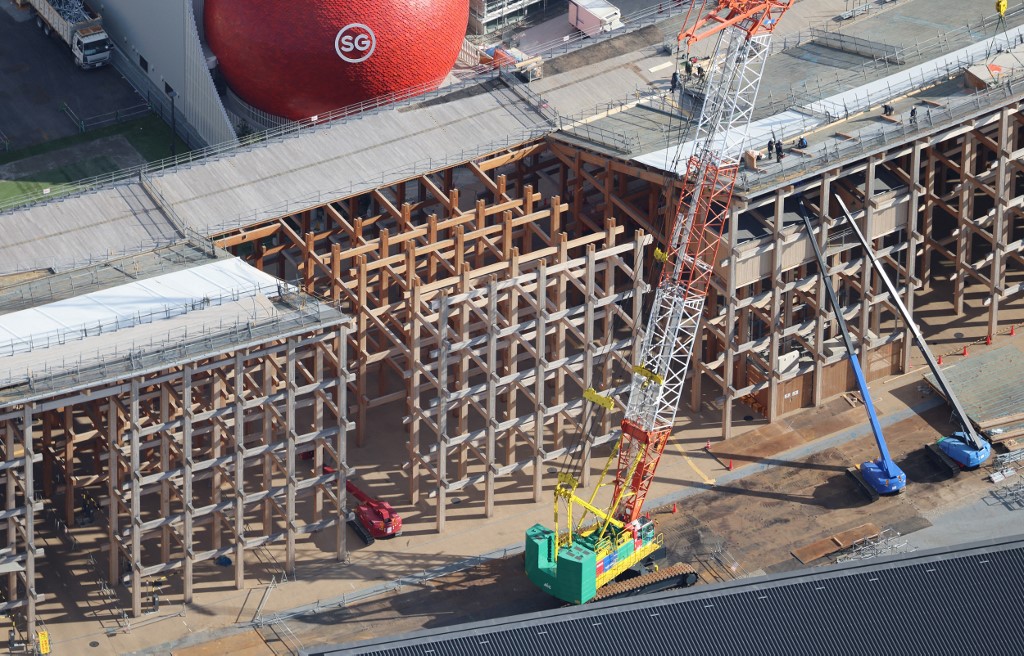 grand ring épülete bontás közben