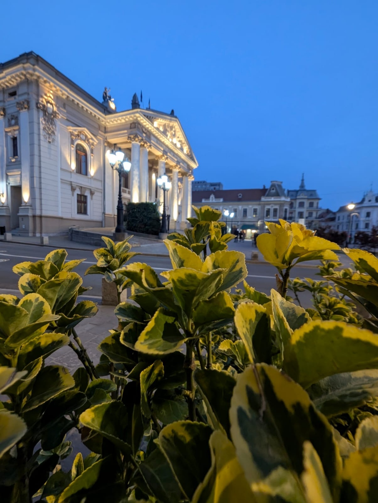 Nagyvárad, a színház esti fényekben.