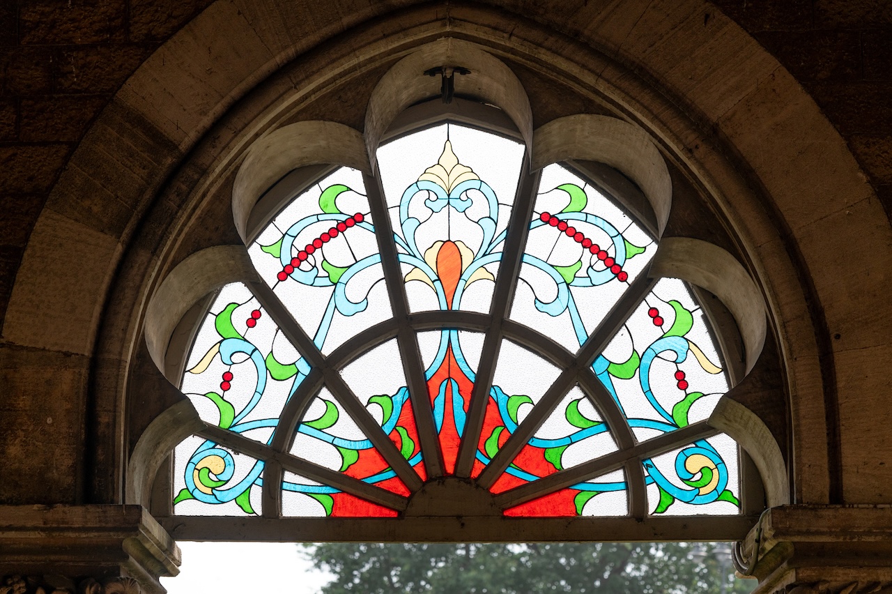 Ólomüveg ablak a Chhatrapati Shivaj Maharaj Terminuson