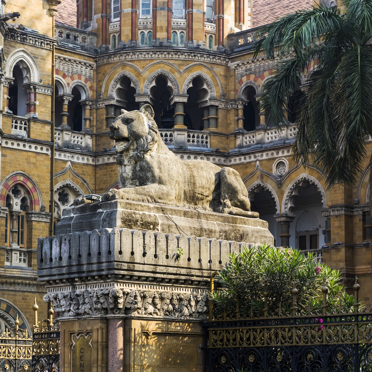 A Chhatrapati Shivaj Maharaj Terminus kőoroszlánja