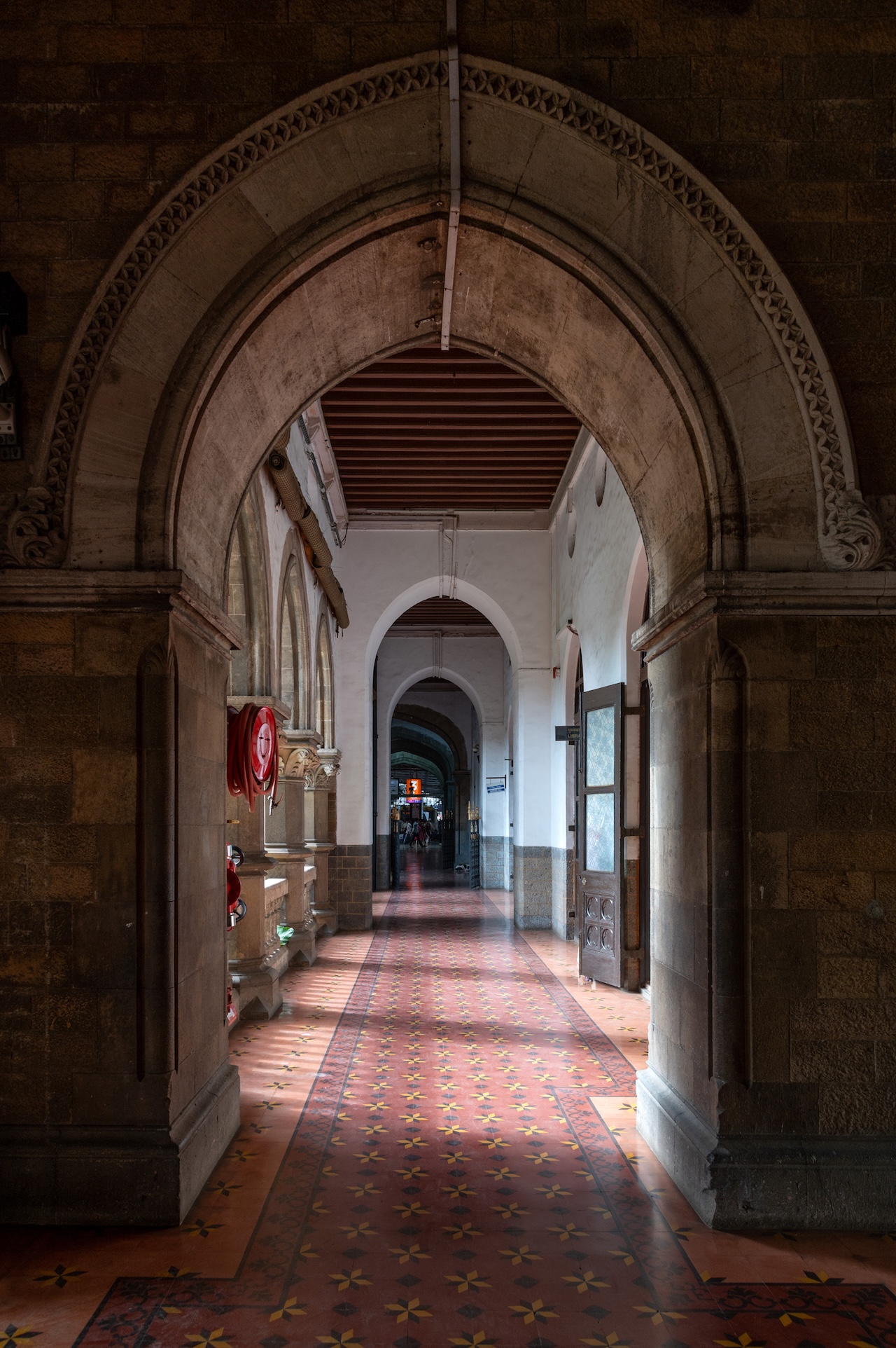 Boltíves folyosó a Chhatrapati Shivaj Maharaj Terminuson