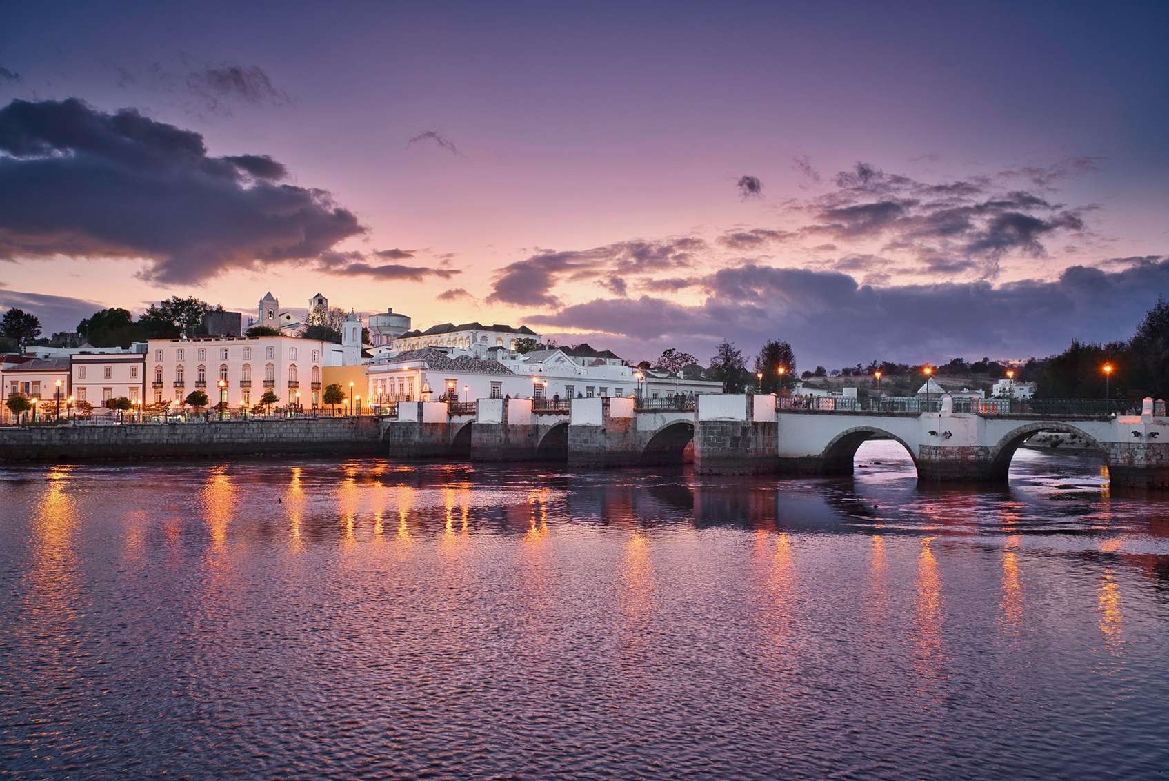 Naplemente híddal Tavirában