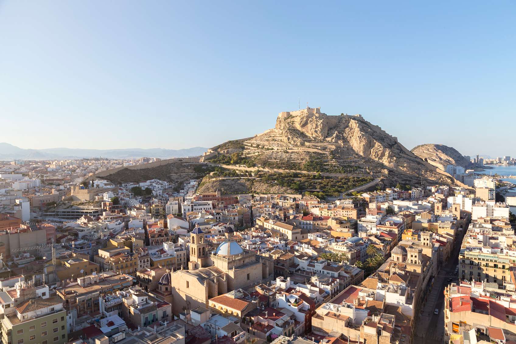 Alicante mellette hegy és vár