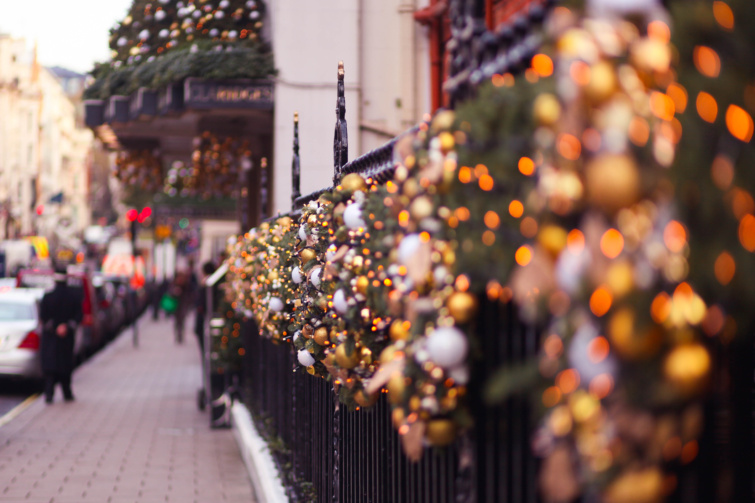Karácsonyi fények a hotel előtt