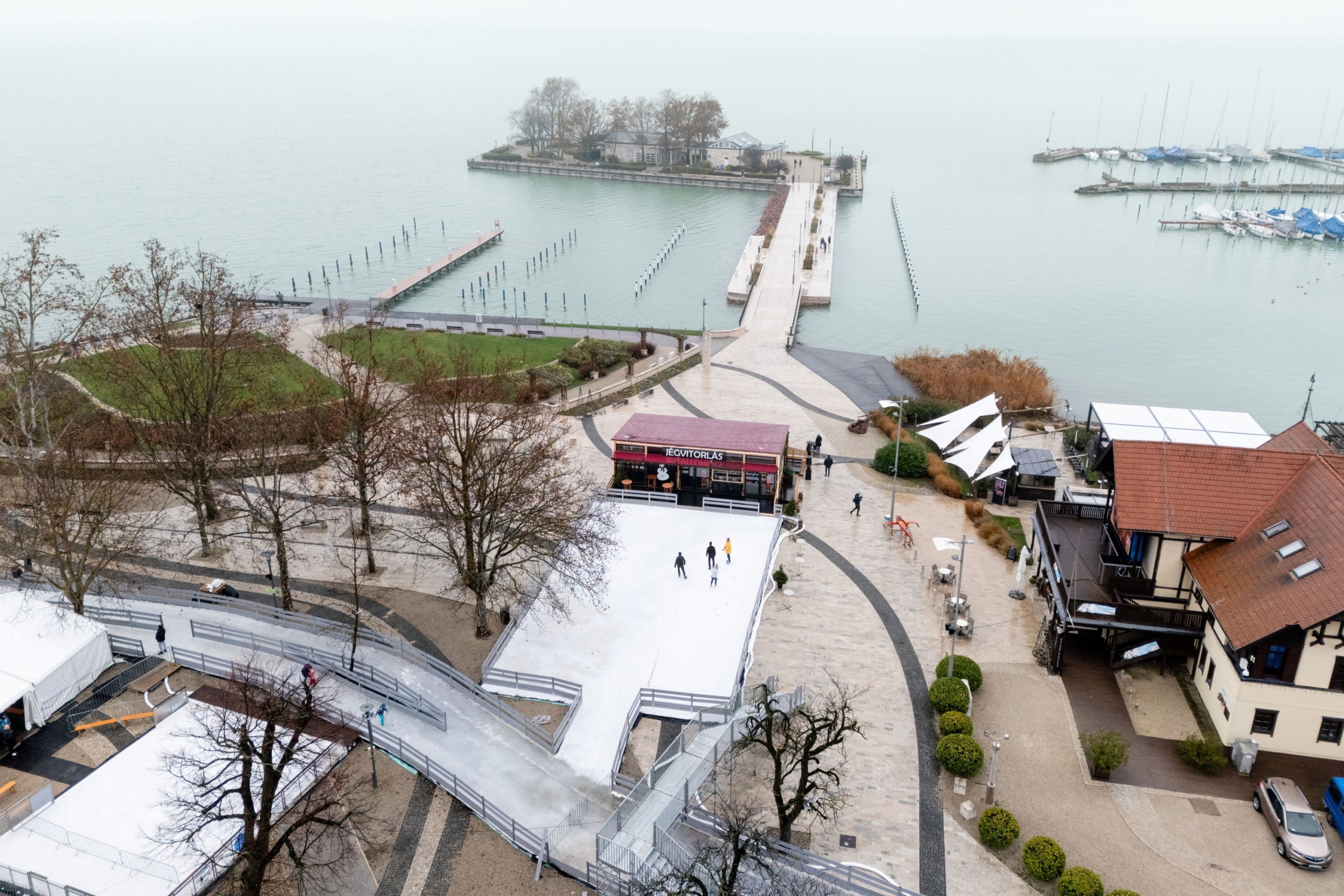 balatonfuredi-jegpalya - Startlap Utazás A drónnal készült felvételen a balatonfüredi jégpálya a megnyitás napján
