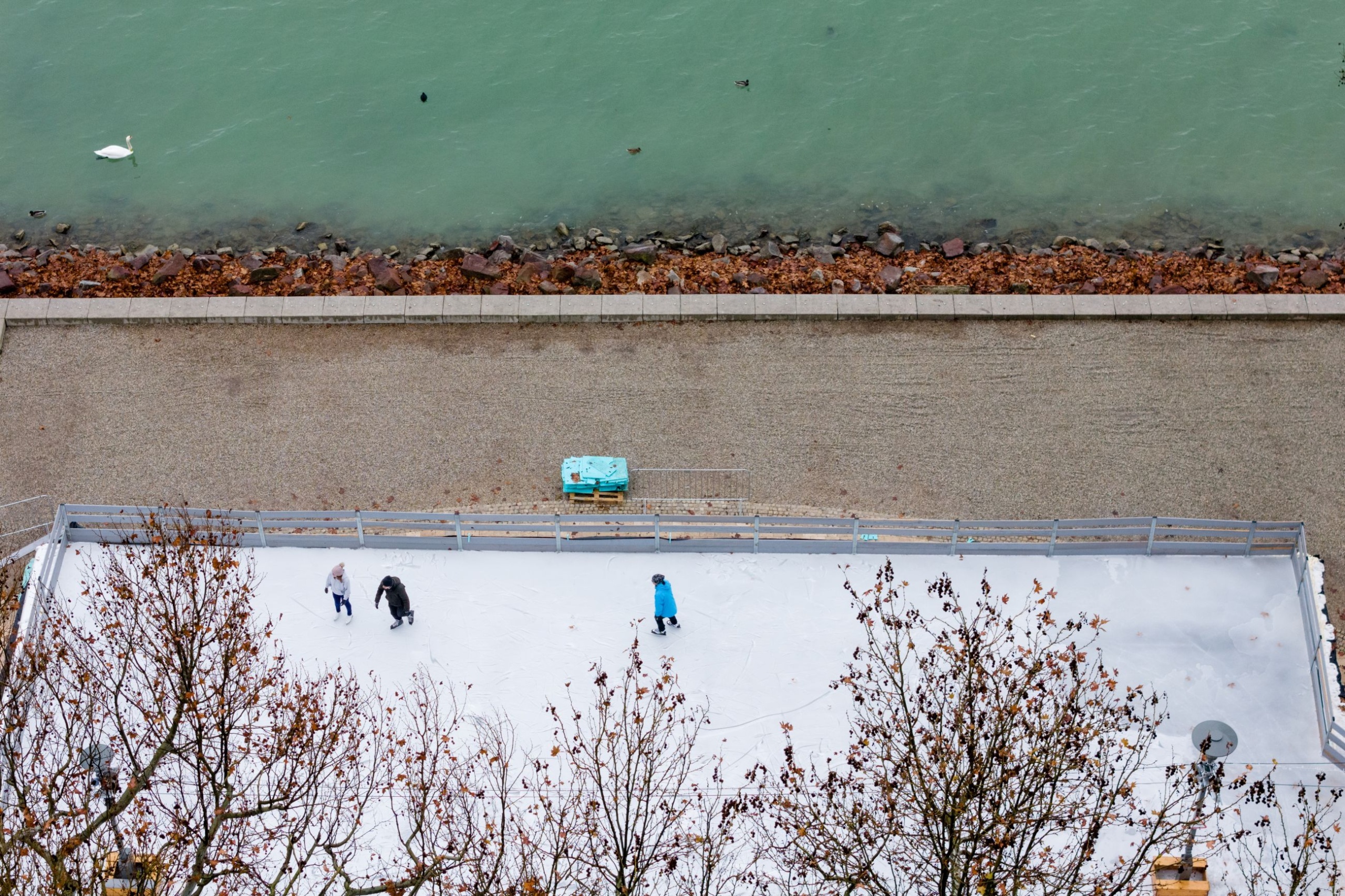 A drónnal készült felvételen a balatonfüredi jégpálya a megnyitás napján