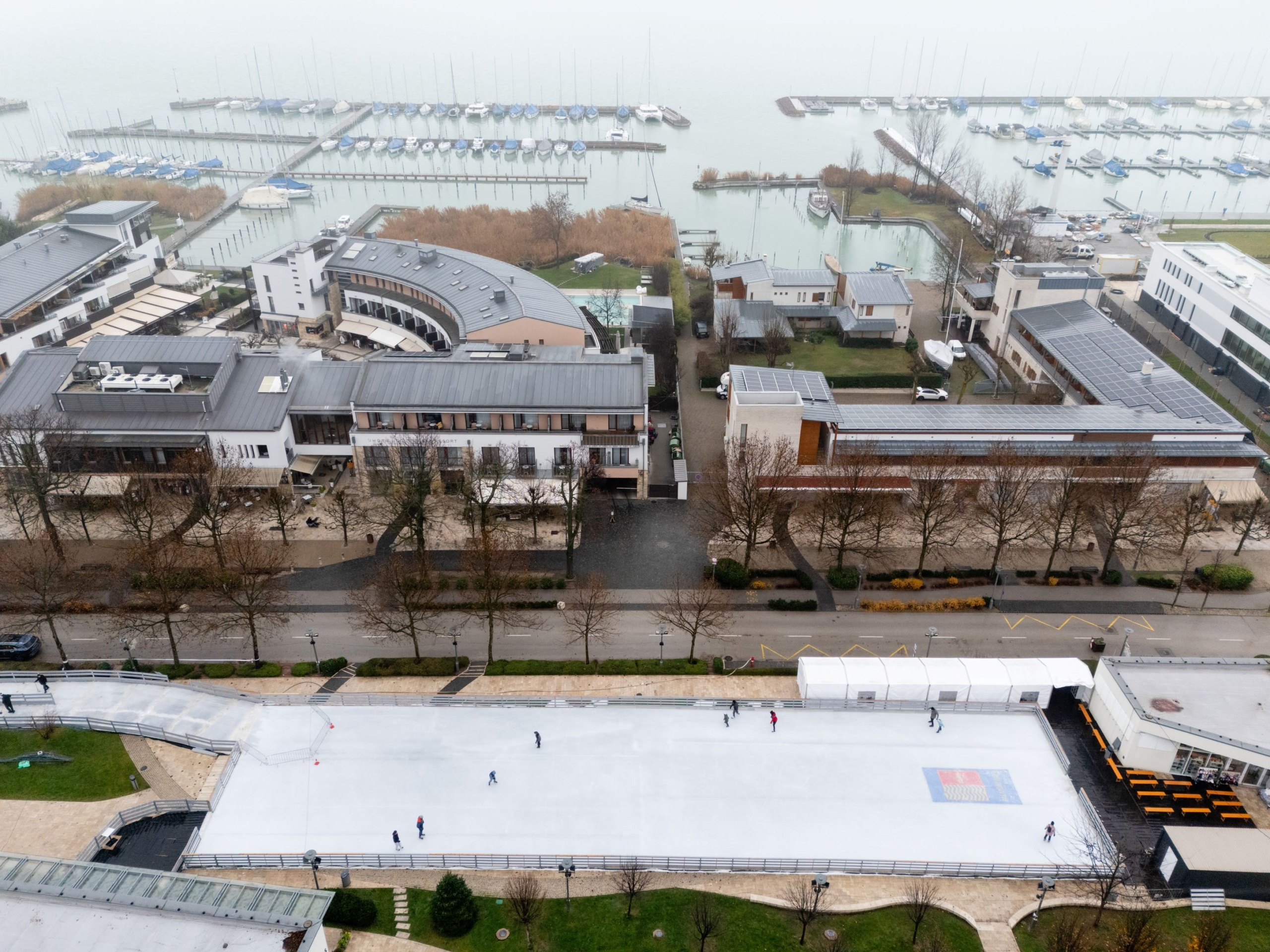 A drónnal készült felvételen a balatonfüredi jégpálya a megnyitás napján