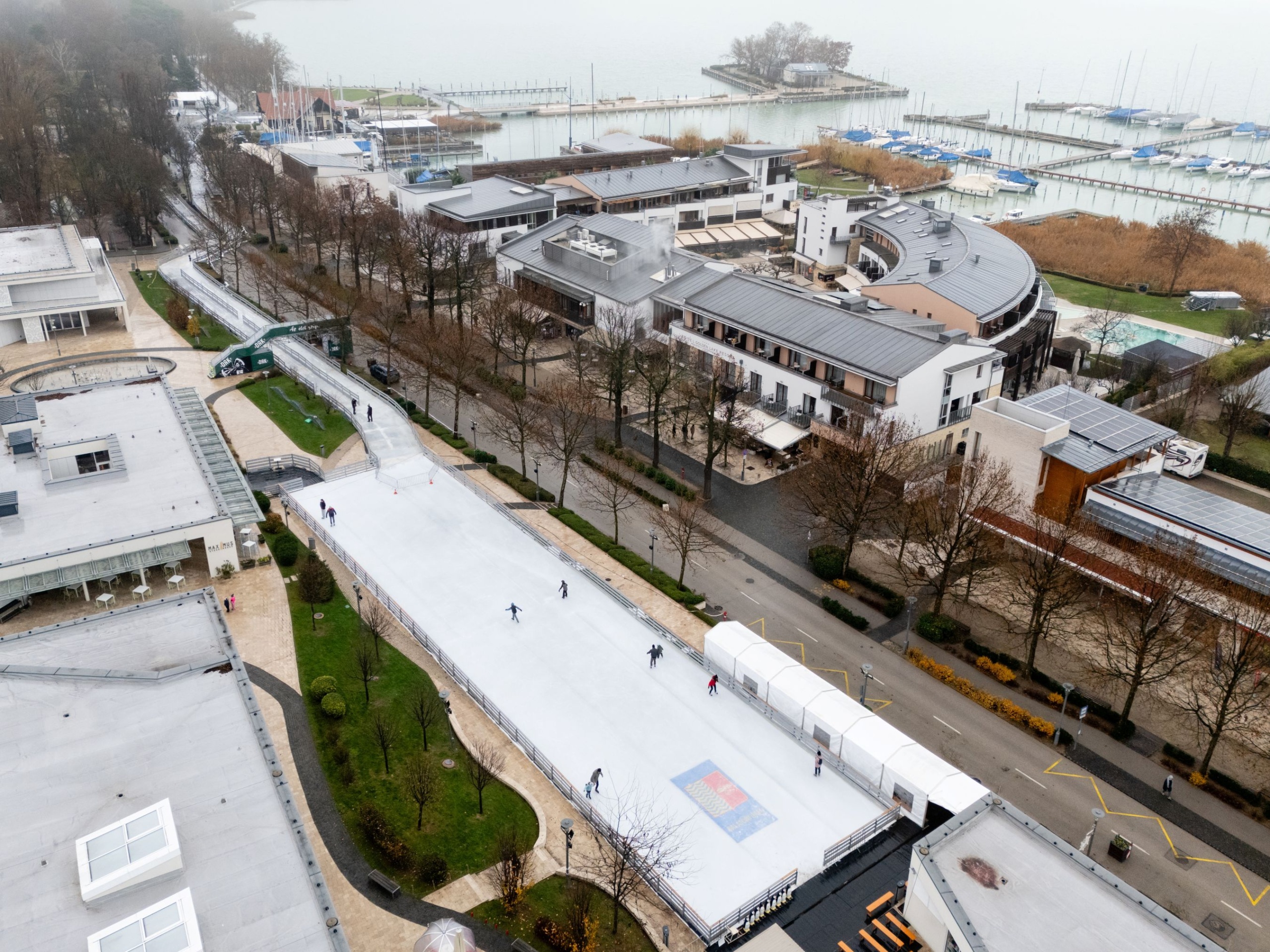 A drónnal készült felvételen a balatonfüredi jégpálya a megnyitás napján