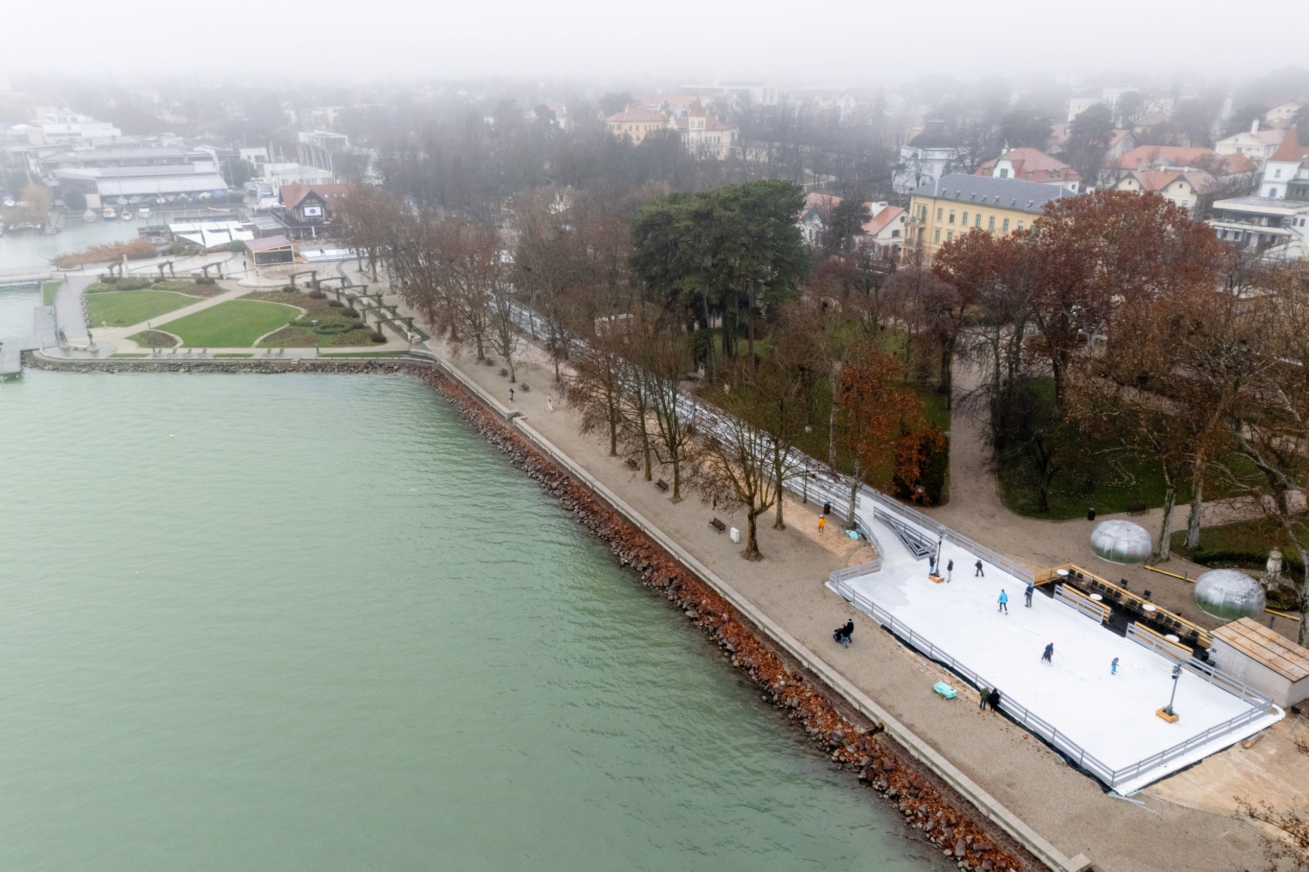 A drónnal készült felvételen a balatonfüredi jégpálya a megnyitás napján