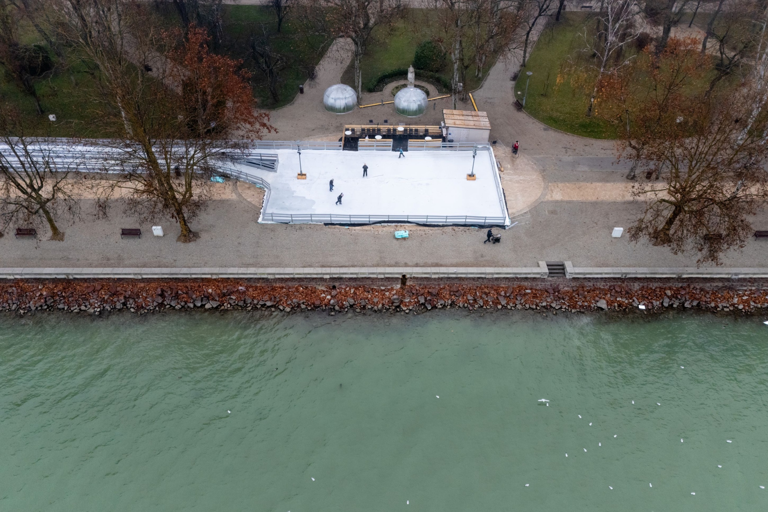 A drónnal készült felvételen a balatonfüredi jégpálya a megnyitás napján