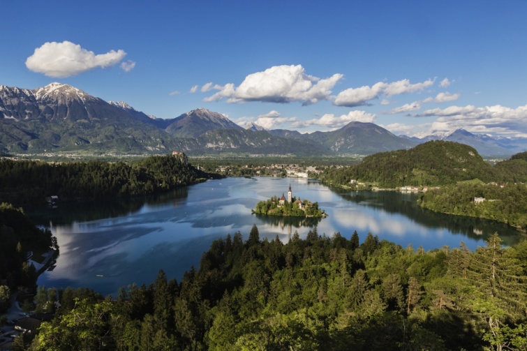 A kastély a szigeten a Bledi-tónál