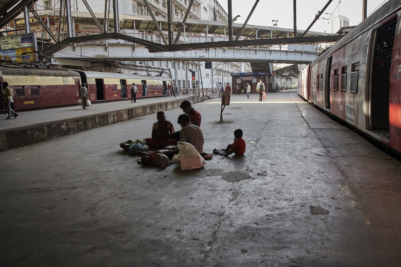 Vonatok és várakozó utasok a Chhatrapati Shivaj Maharaj Terminuson