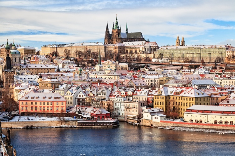 Megőrülnek a csehek egy satnya prágai karácsonyfáért - Startlap Utazás Prága látképe télen