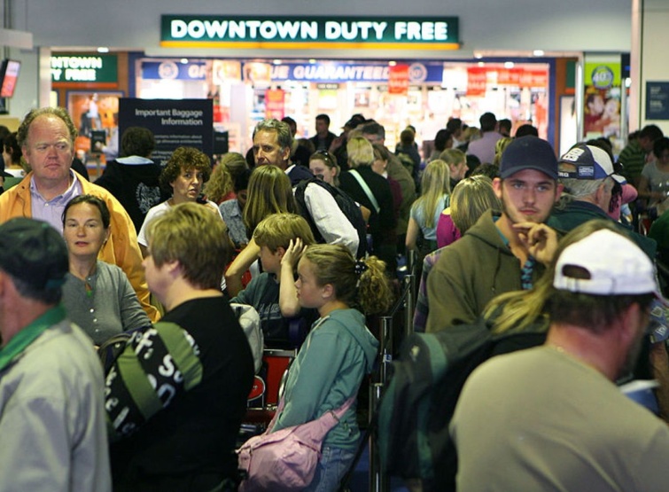 Air passengers queue at Sydney International Airport before checking in for dest - Startlap Utazás