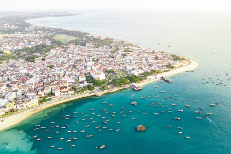 Tengerpart a távolból Zanzibáron
