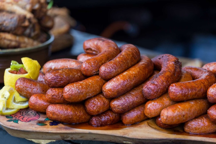 Sült kolbászok fa tálcán