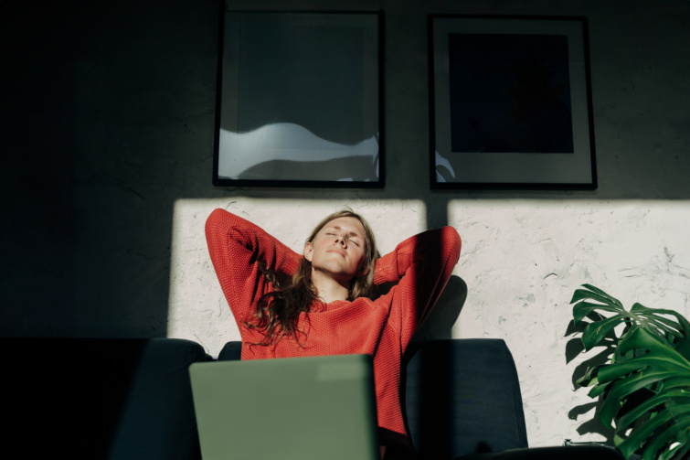 Lány laptoppal napozik