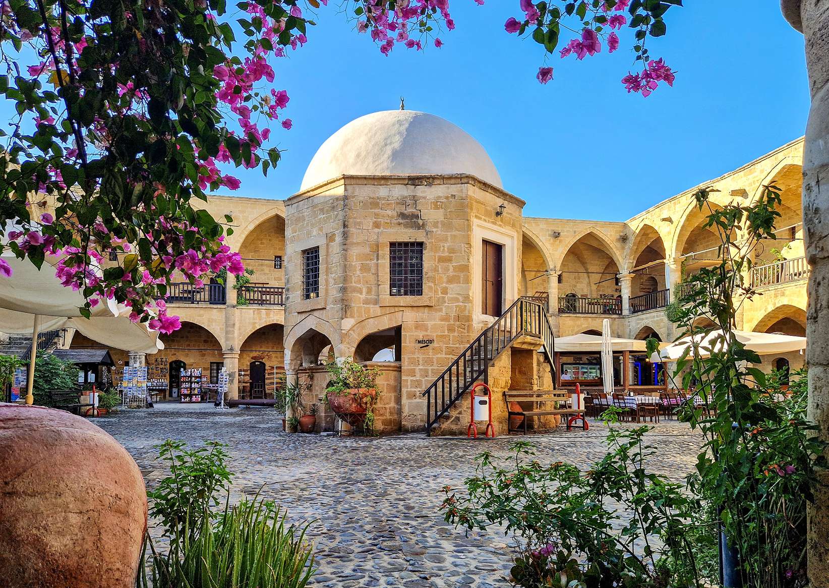 Szép épület cipruson