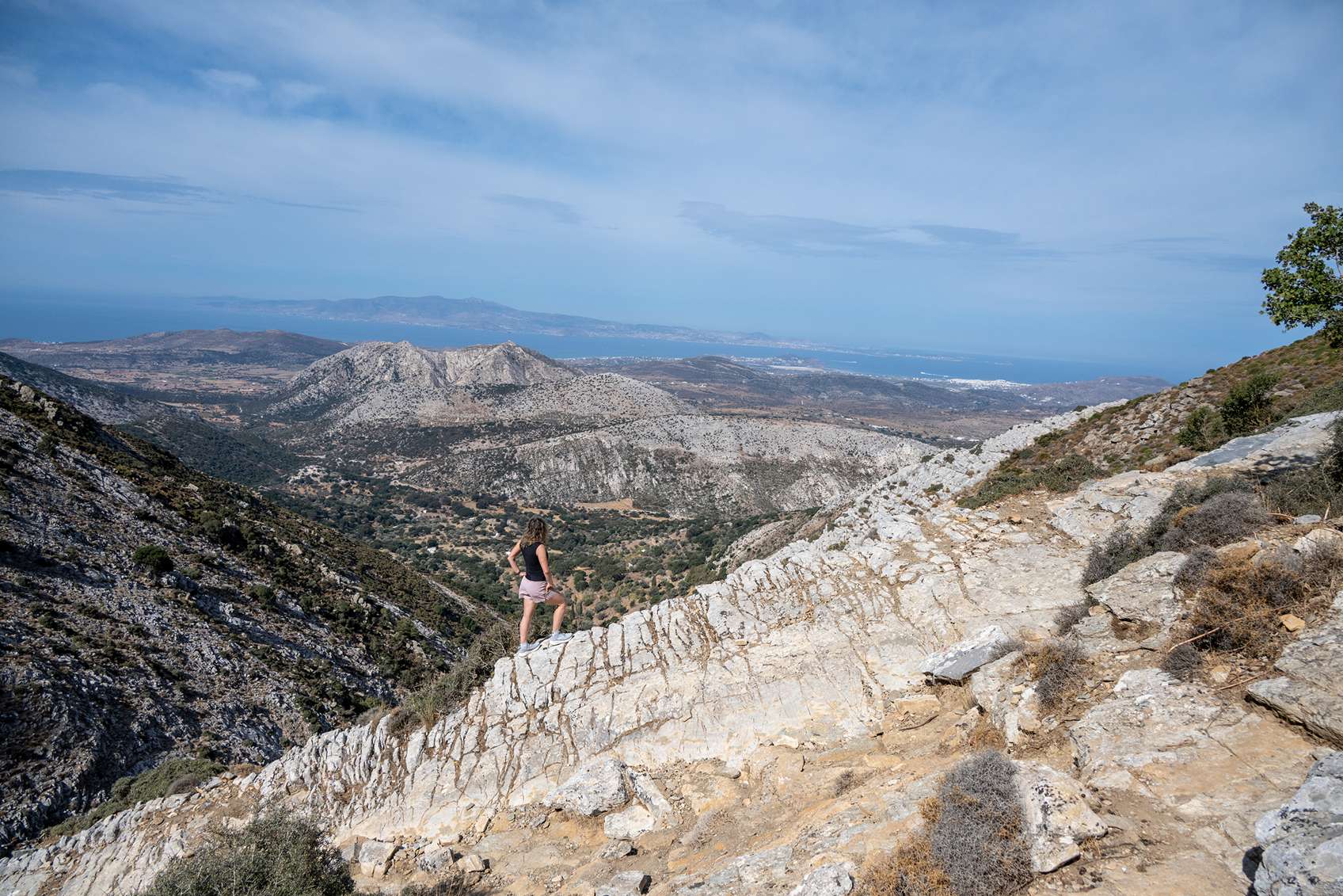 Túrázó nő sziklán