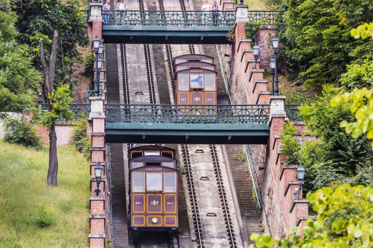 A Budavári Sikló működés közben