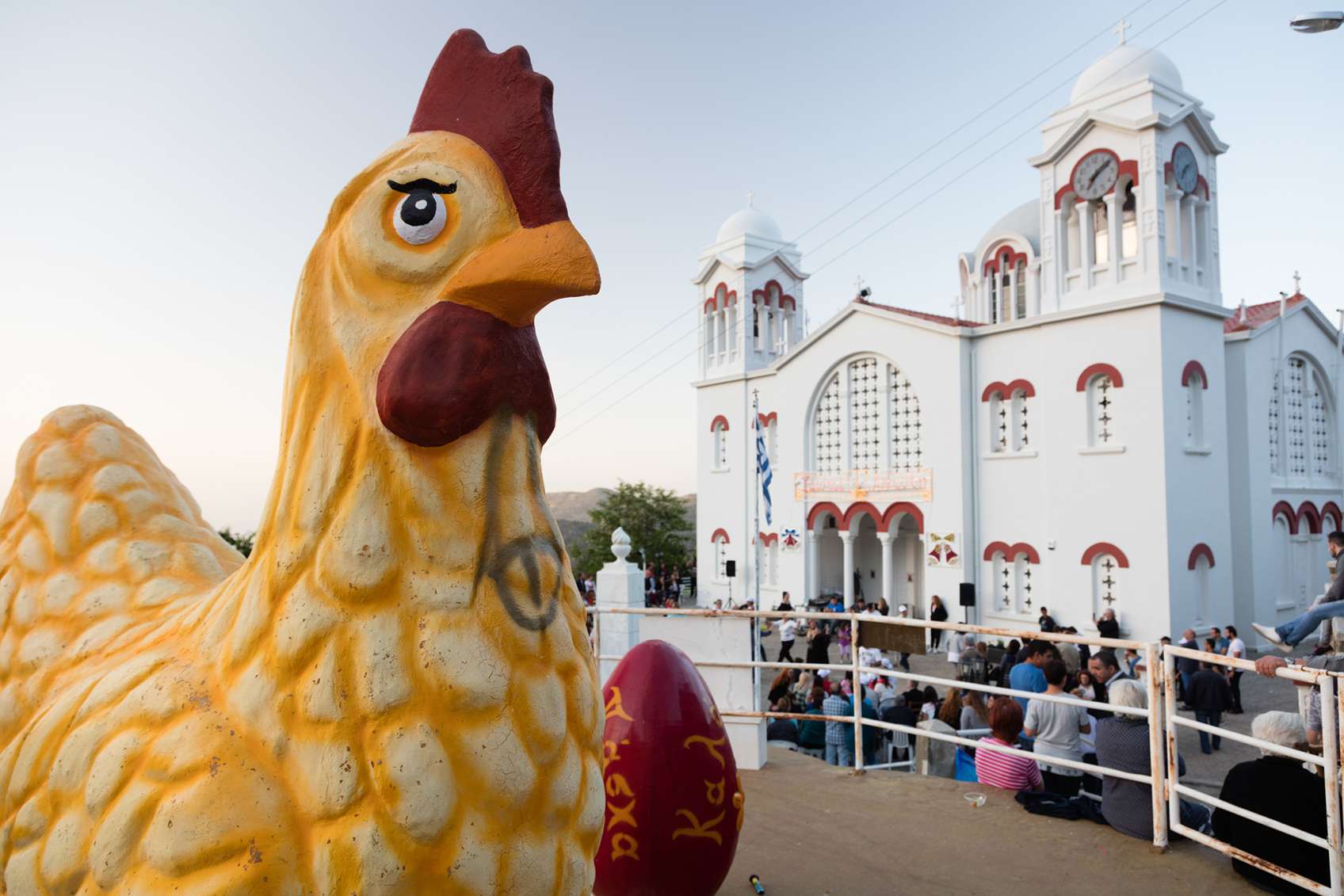 Tyúk szobor háttérben épület