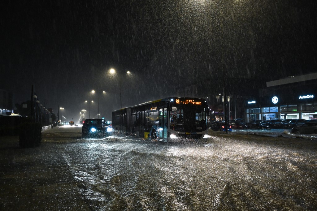A vízben elmerülő busz