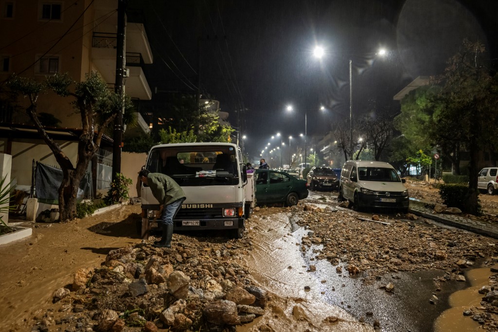 Autókat mentenek a sárból