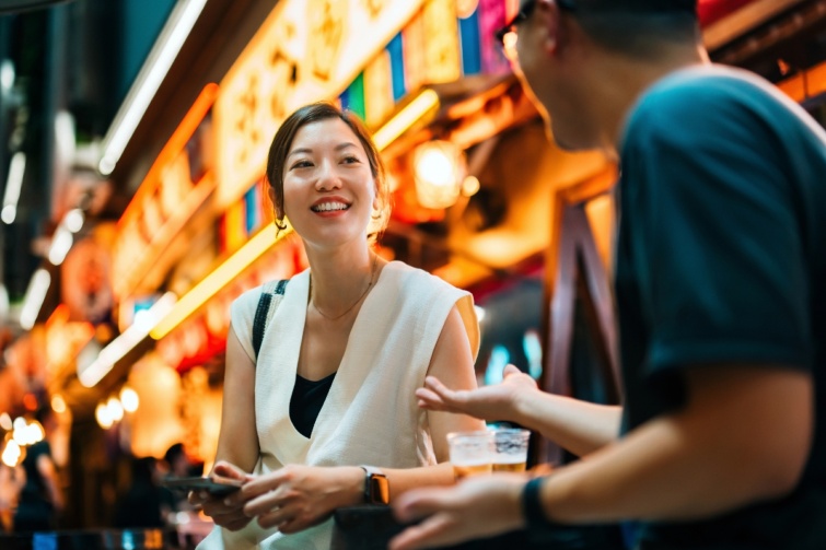 Egy ázsiai nő hallgatja figyelmesen beszélgetőtársát 