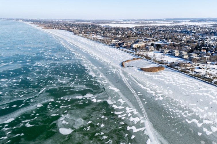 A drónnal készült felvételen a befagyott Balaton Zamárdinál 