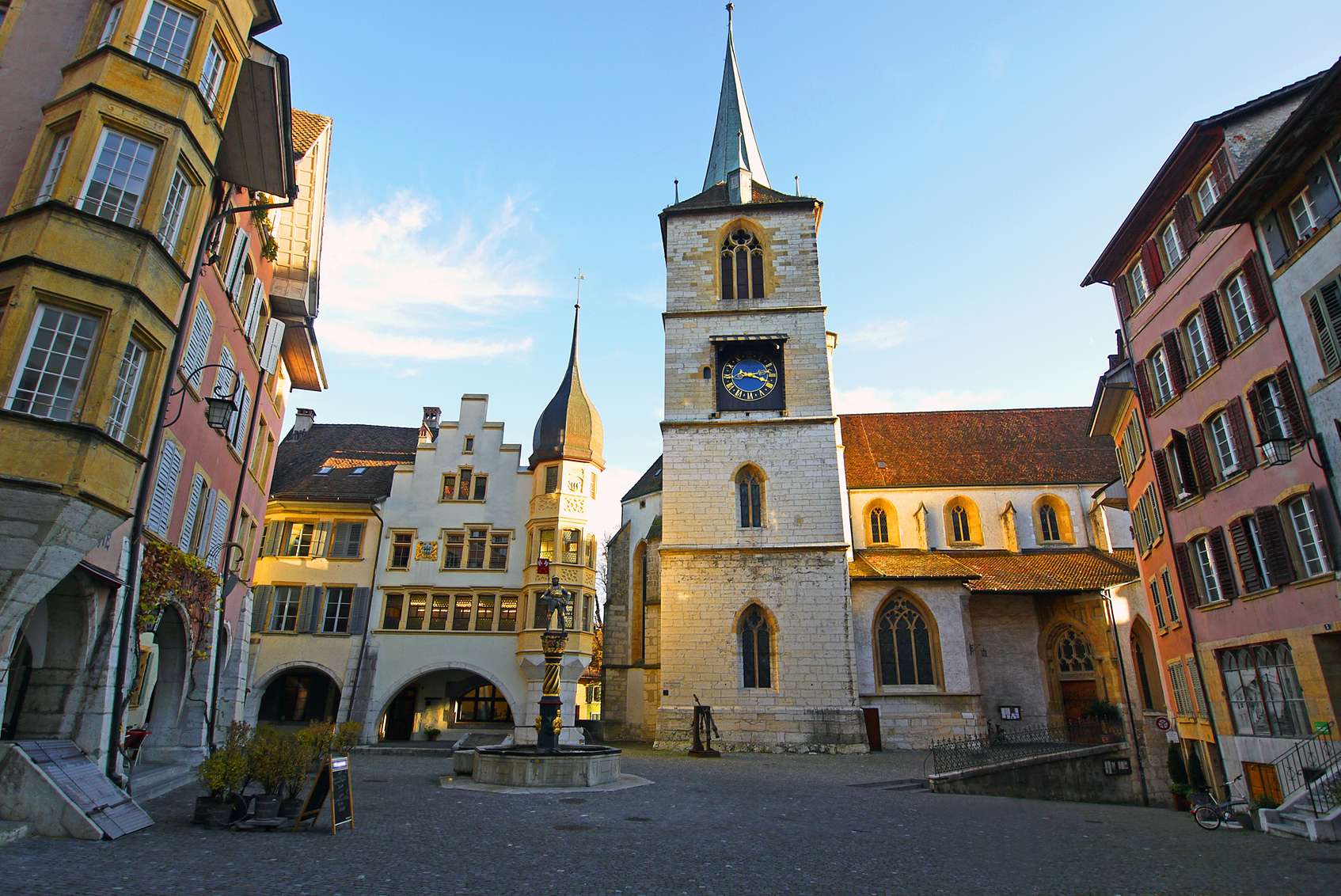 svájc torony régi épületek mellett