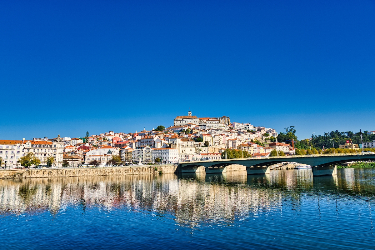 Egy város egy folyó partján