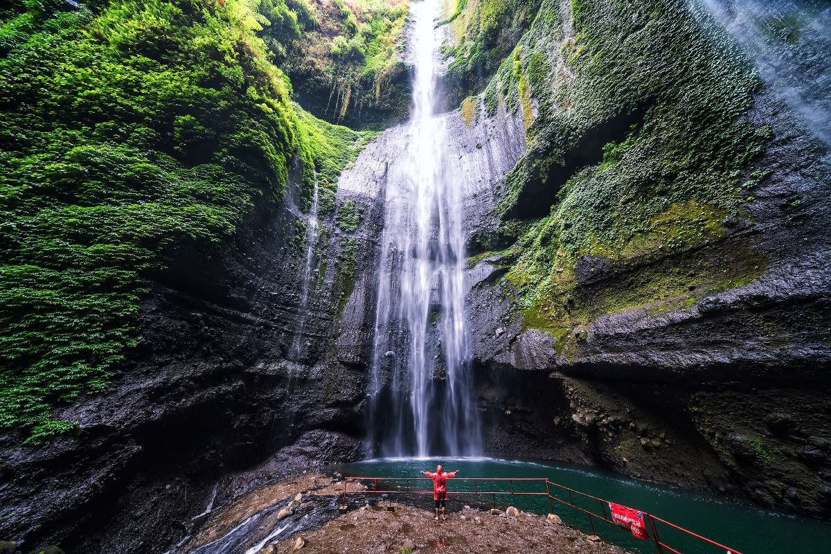 Vízesés egy sziklafalon