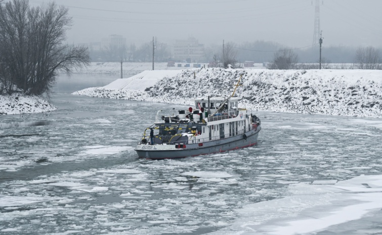 A Jégtörő I. hajó töri a jeget a Petróleum-öbölben