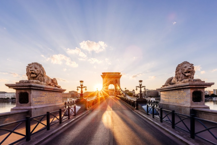 A Lánchíd, háttérben napsütéssel.