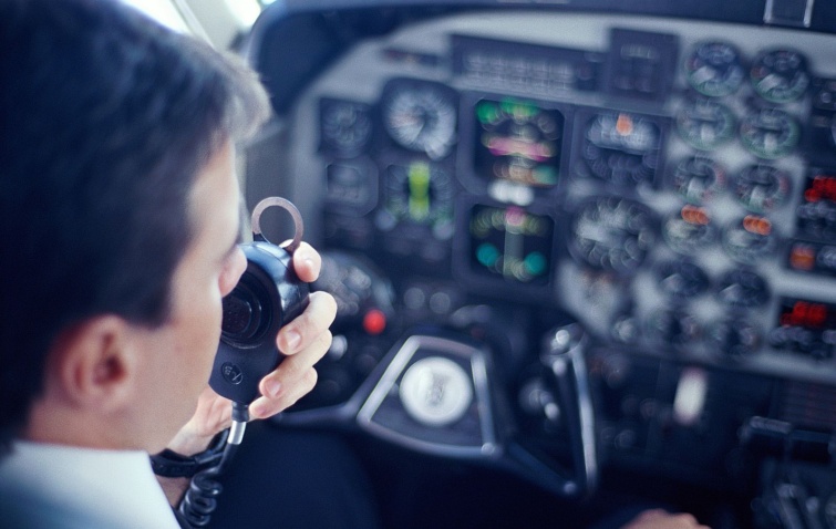 AIRPLANE PILOT TALKING ON RADIO - Startlap Utazás