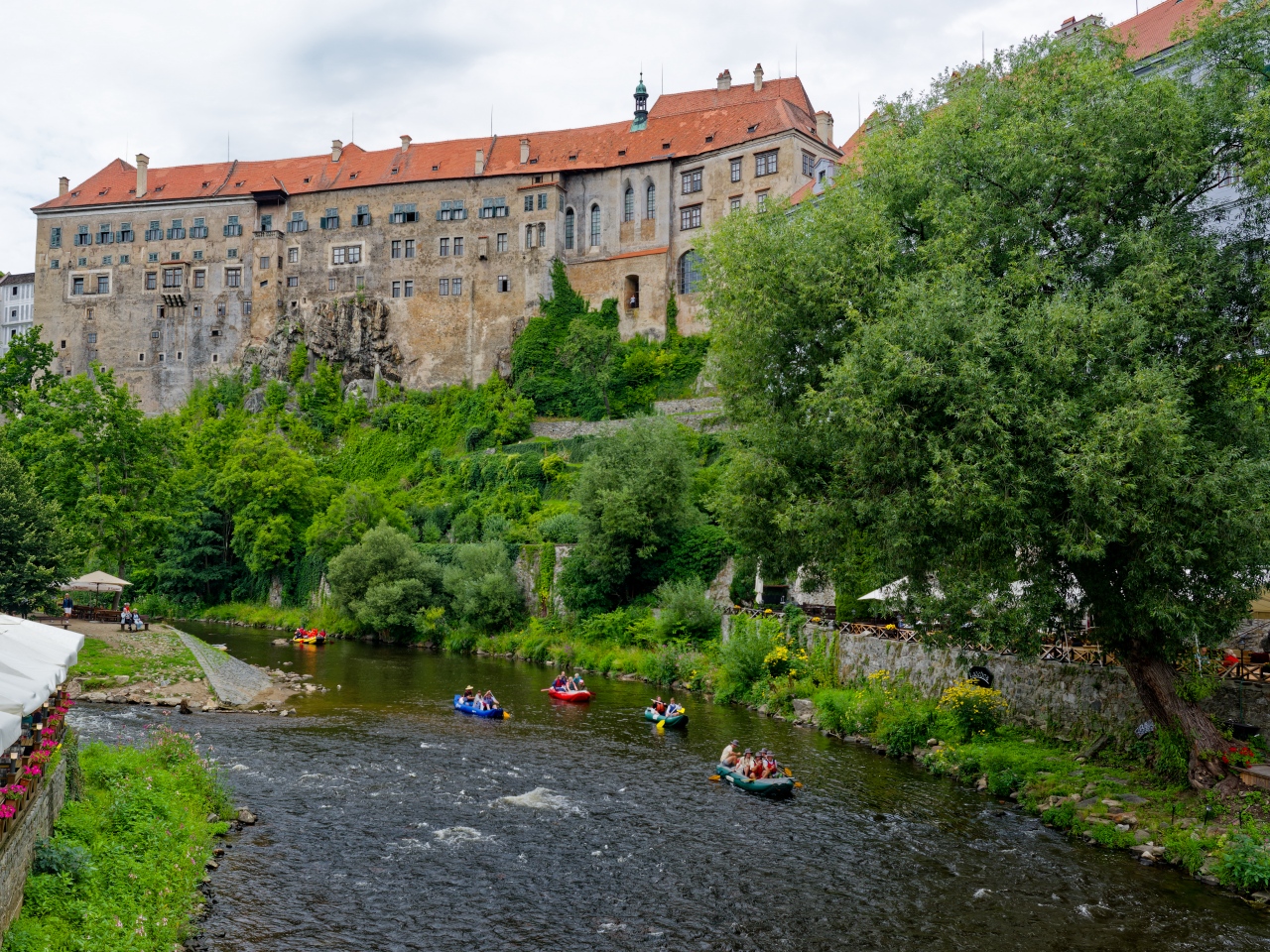 Český Krumlov, vár a folyóval