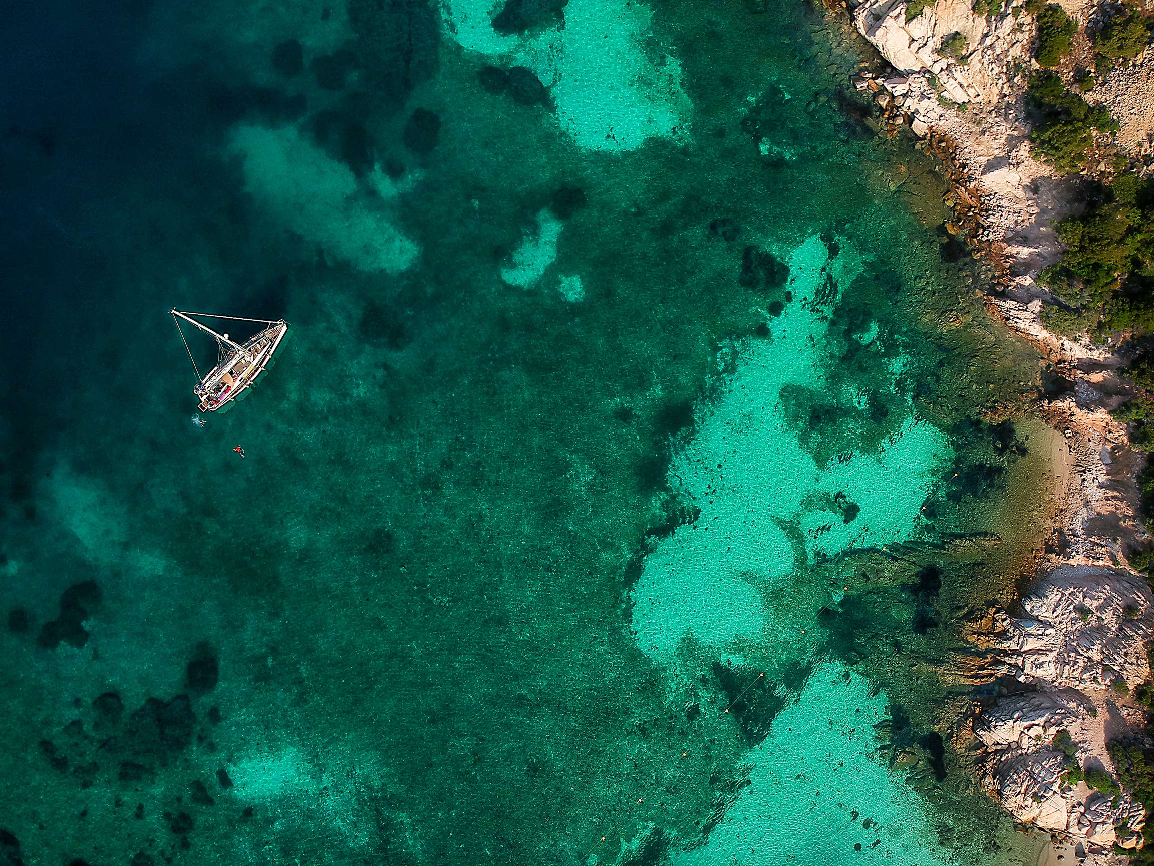 Fentről türkiz tenger hajóval