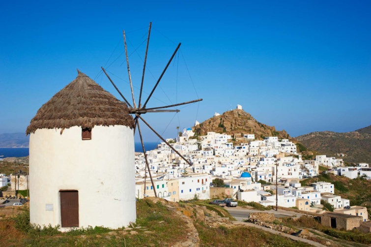 Íosz szigete szélmalommal.