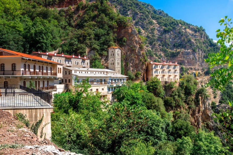 Karpeniszi épületei a hegyen