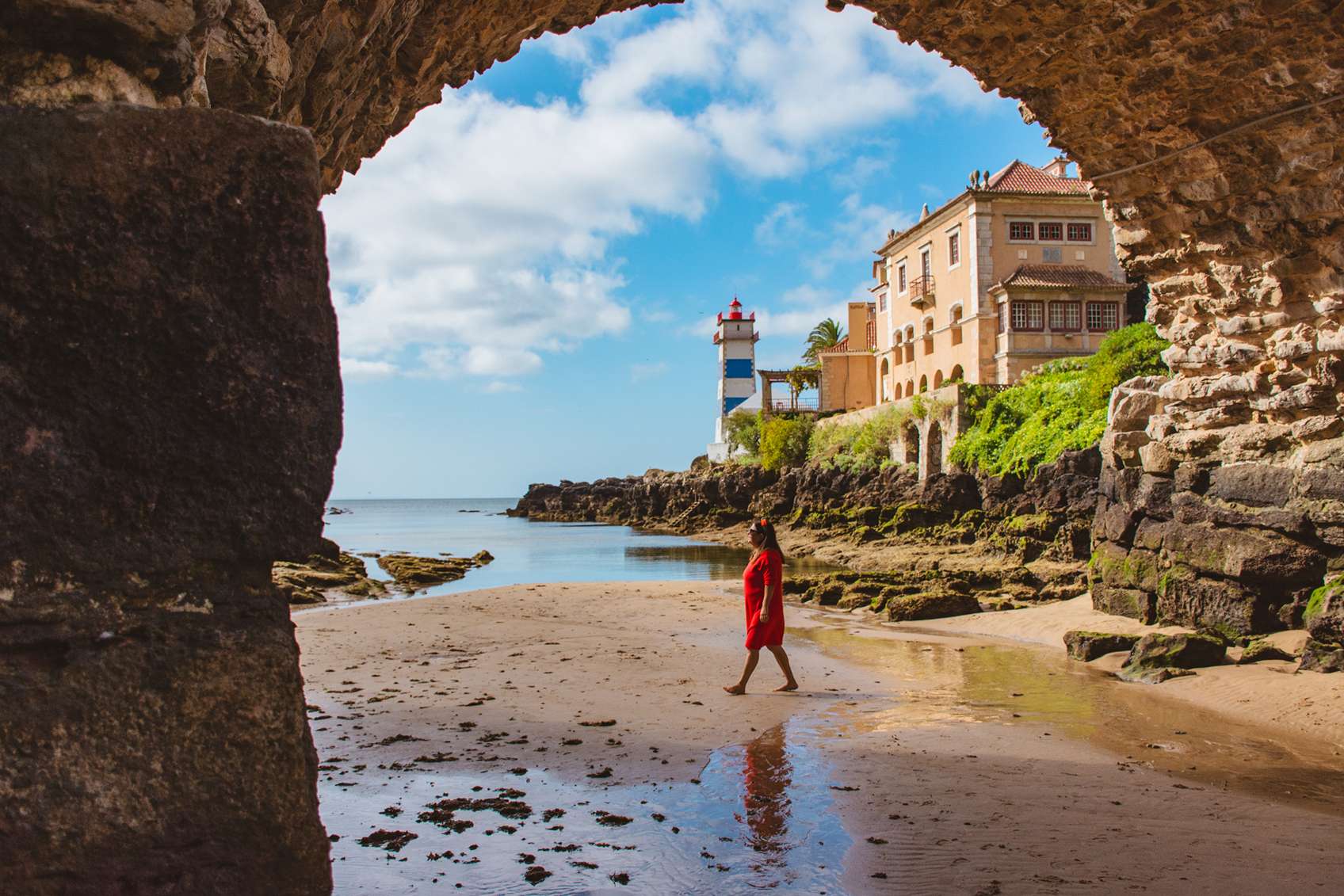 boltív alatt tengerparton sétáló eme ber