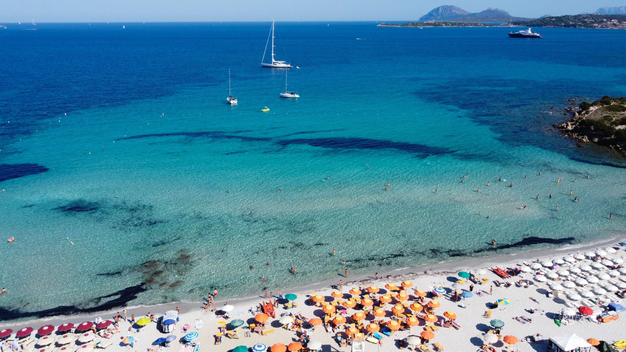 Tengerpart fürdőzőkkel