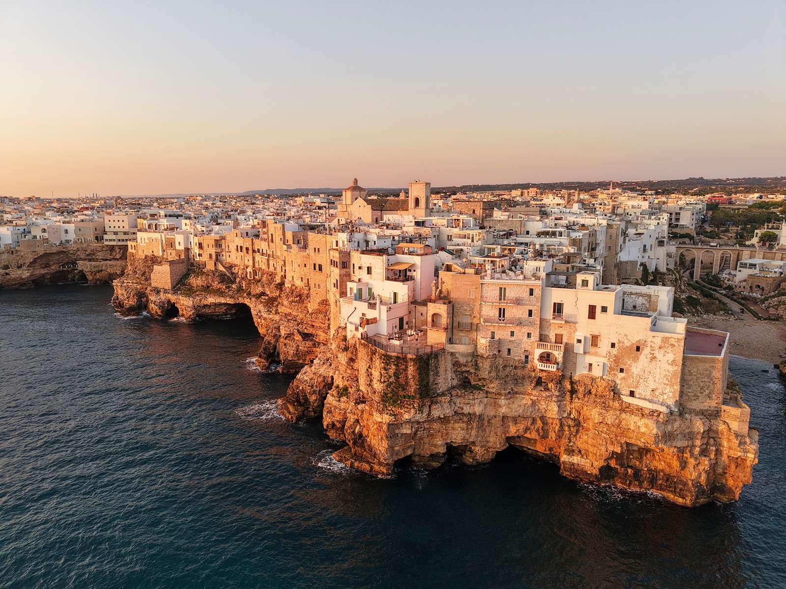 Fehér házakkal olasz település